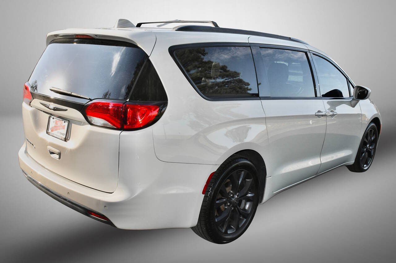 Used 2020 Chrysler Pacifica Touring-L w/ S Appearance Package FWD image 7