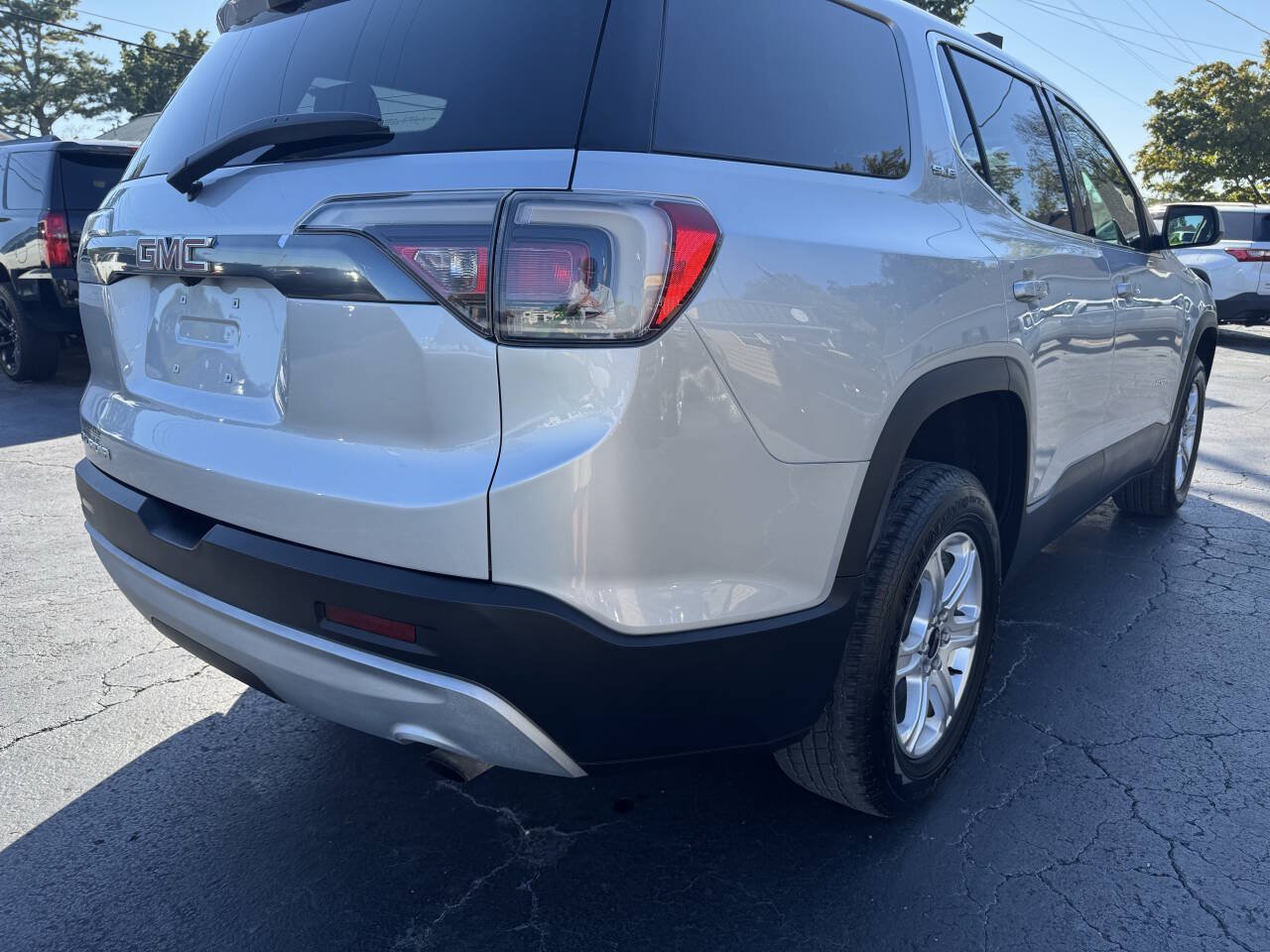 Used 2019 GMC Acadia SLE w/ LPO, Black Accent Package FWD image 16
