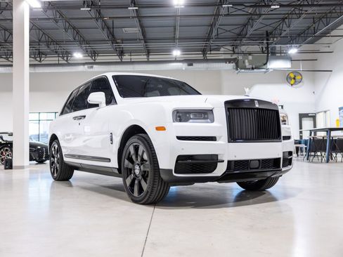 Used 2019 Rolls-Royce Cullinan image 3
