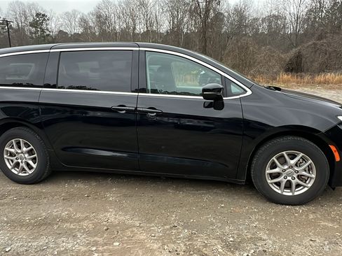 Used 2024 Chrysler Pacifica Touring-L image 7