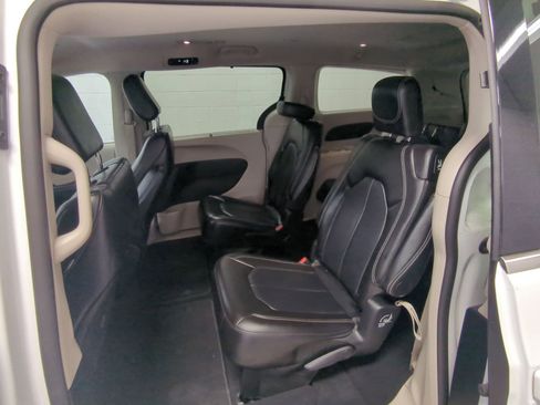 Certified 2024 Chrysler Pacifica Touring-L image 19