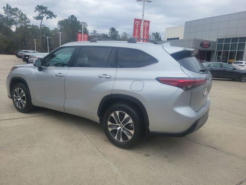 Used 2023 Toyota Highlander XLE image 3