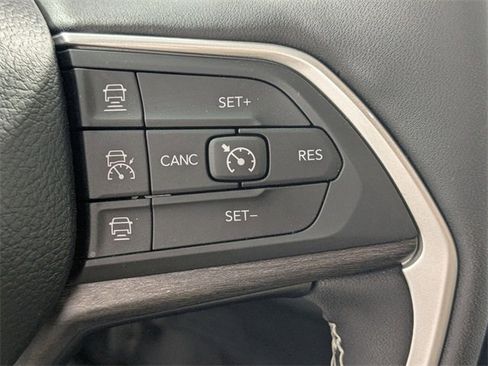 Used 2023 Jeep Grand Cherokee L Limited w/ Luxury Tech Group II image 18