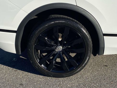 Used 2021 Volkswagen Tiguan SE R-Line image 9