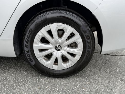 Used 2022 Toyota Prius L Eco FWD image 11