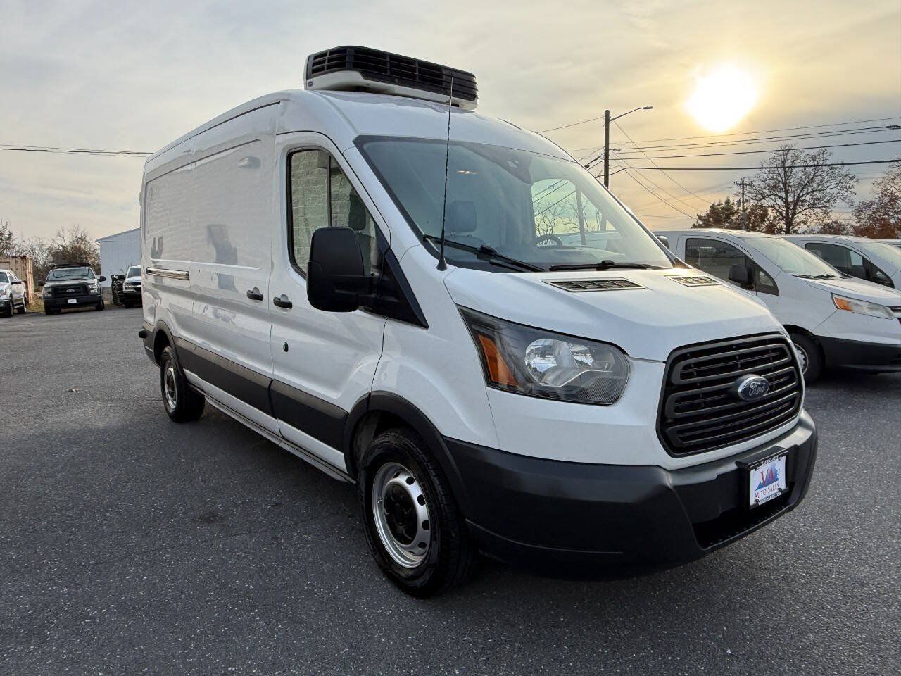 Used 2017 Ford Transit 250 148 Medium Roof RWD image 4