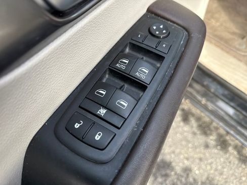 Used 2018 Chrysler Pacifica Touring-L image 17