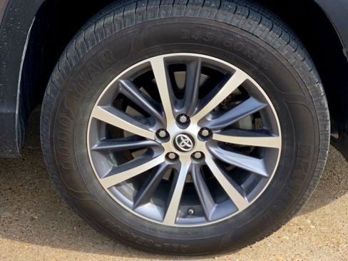 Used 2019 Toyota Highlander XLE image 7