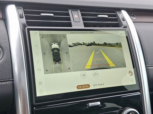 New 2025 Land Rover Discovery Dynamic SE image 17