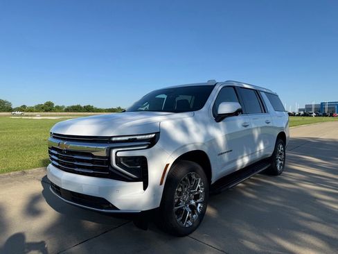 New 2026 Chevrolet Suburban LT w/ Comfort Package AWD/4WD image 11