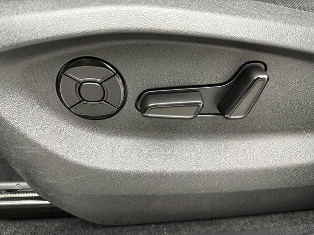 Certified 2025 Volkswagen Tiguan SE AWD/4WD image 12