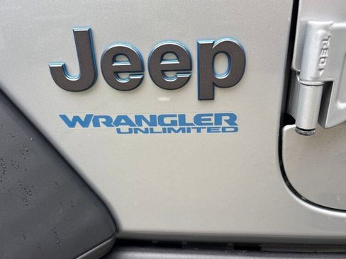 Used 2022 Jeep Wrangler Unlimited Rubicon 4xe w/ Cold Weather Group AWD/4WD image 5