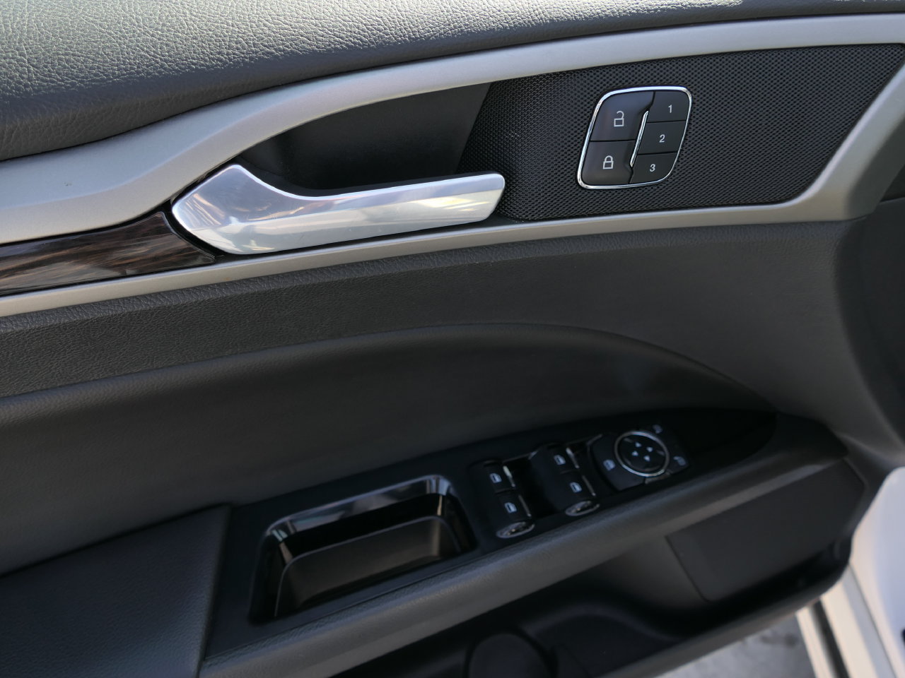 Used 2014 Ford Fusion SE w/ Equipment Group 202A FWD image 15