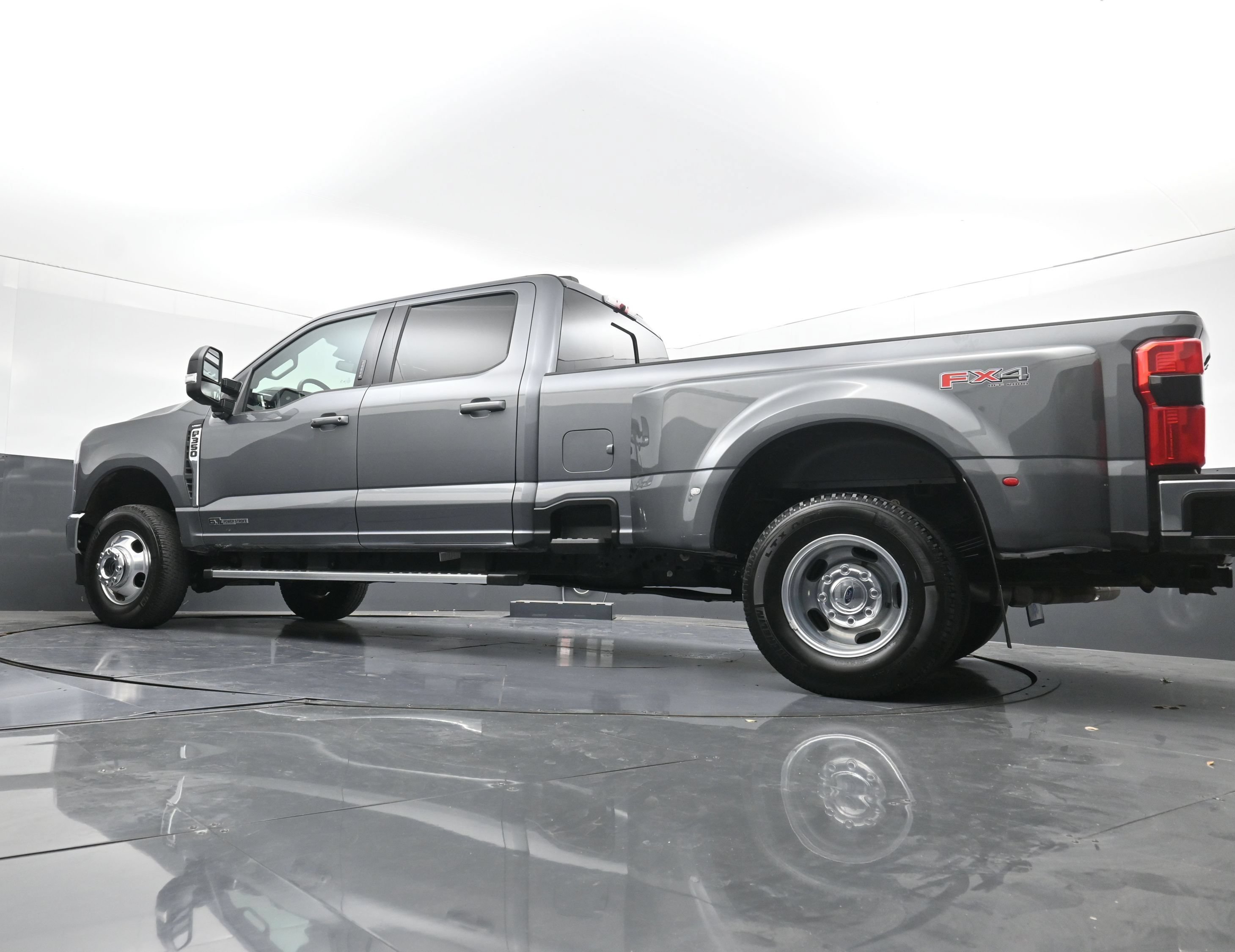 Used 2024 Ford F350 Lariat w/ FX4 Off-Road Package AWD/4WD image 28