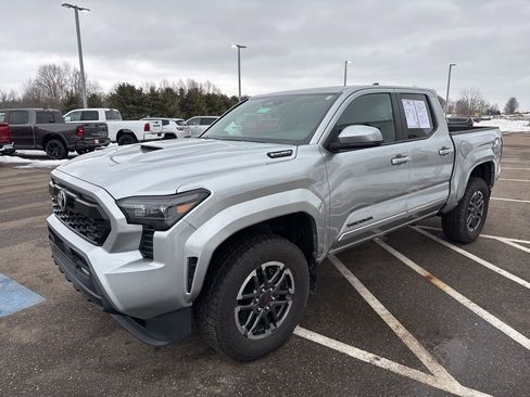 Used 2024 Toyota Tacoma TRD Sport w/ TRD Sport Upgrade Package image 4