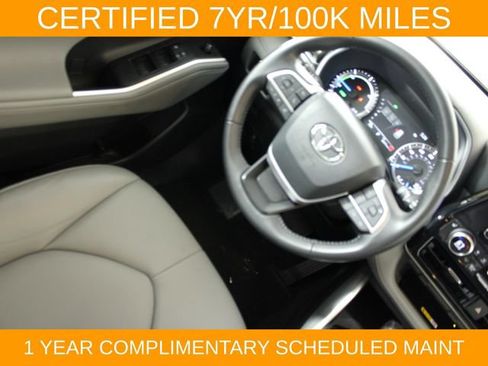 Used 2024 Toyota Highlander XLE AWD/4WD image 16