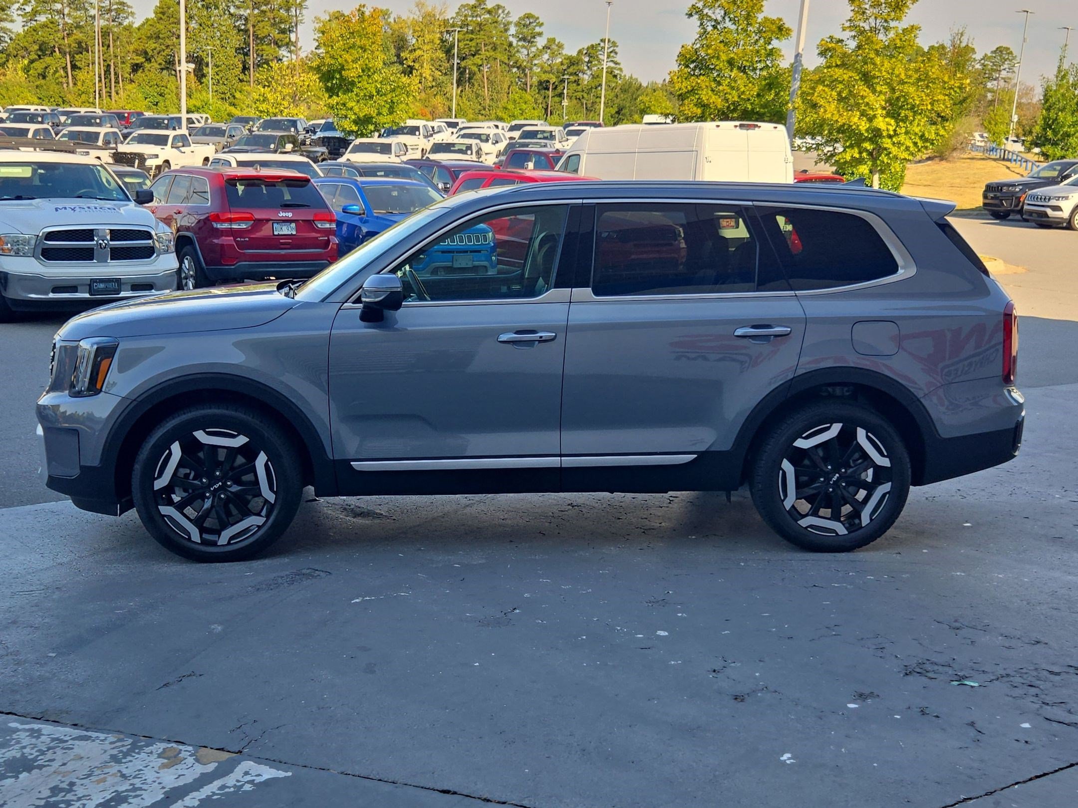 Used 2025 Kia Telluride S FWD image 4