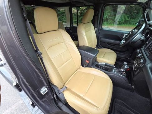 Used 2018 Jeep Wrangler Unlimited Sahara AWD/4WD image 23