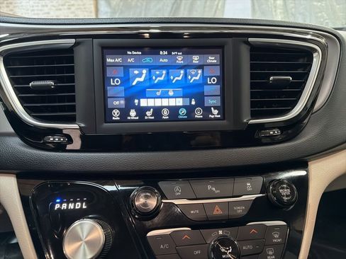 Used 2020 Chrysler Pacifica Touring-L image 20