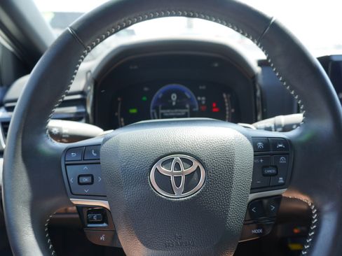 Used 2025 Toyota Camry SE w/ Convenience Package FWD image 22