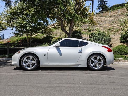 Used 2010 Nissan 370Z Coupe RWD image 2