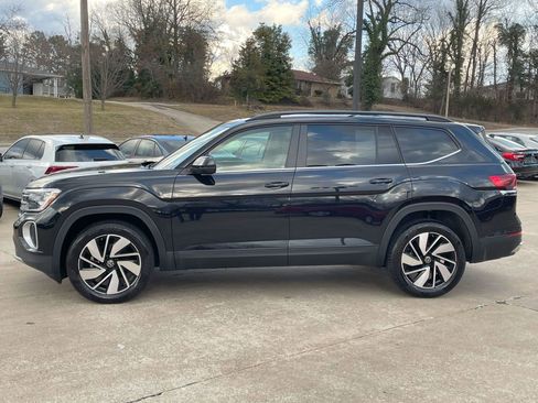 Used 2024 Volkswagen Atlas SE w/ Panoramic Sunroof Package image 3