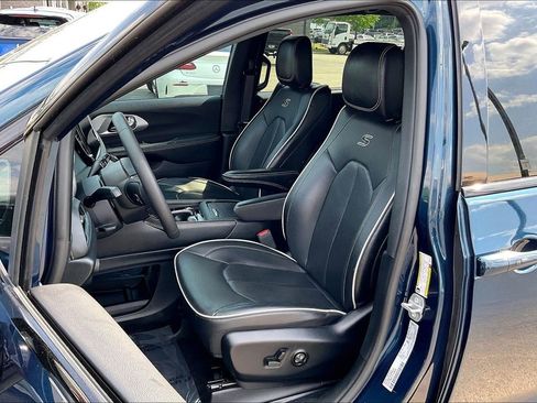 Used 2025 Chrysler Pacifica Limited FWD image 23