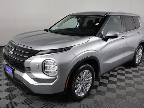 Used 2024 Mitsubishi Outlander ES image 10