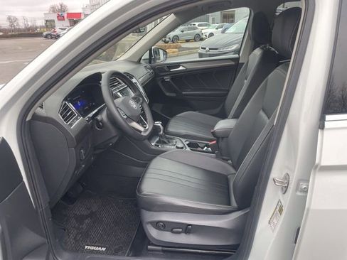 Certified 2024 Volkswagen Tiguan SE w/ Panoramic Sunroof Package image 7
