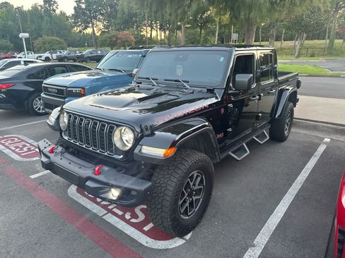 Used 2025 Jeep Gladiator Rubicon AWD/4WD image 2
