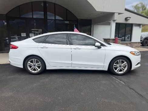 Used 2018 Ford Fusion SE w/ Fusion SE Technology Package FWD image 5
