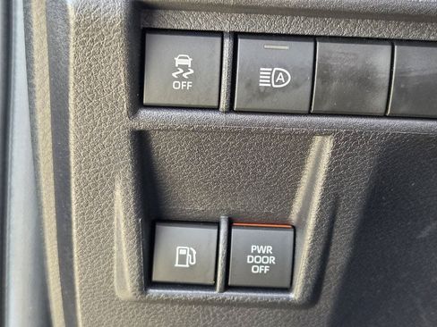 Used 2026 Toyota Sienna XLE FWD image 25