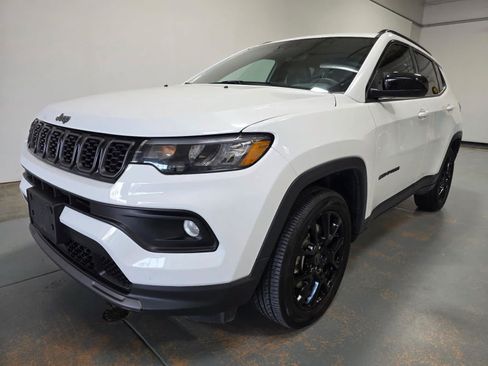 Used 2025 Jeep Compass Latitude w/ Convenience Group AWD/4WD image 1