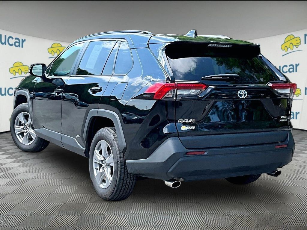Used 2022 Toyota RAV4 XLE w/ XLE Grade Weather Package AWD/4WD image 4