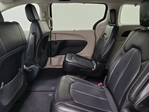 Used 2020 Chrysler Voyager Lxi FWD image 18