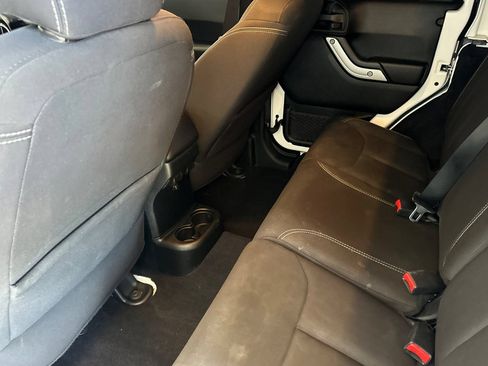Used 2017 Jeep Wrangler Unlimited Sahara w/ Connectivity Group AWD/4WD image 13