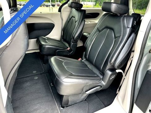 Used 2024 Chrysler Pacifica Touring-L FWD image 18
