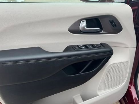 Used 2011 Chrysler Town & Country Touring-L w/ Entertainment Group #2 image 20