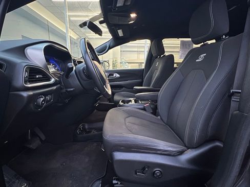 Used 2018 Chrysler Pacifica Touring Plus w/ S Appearance Package image 16