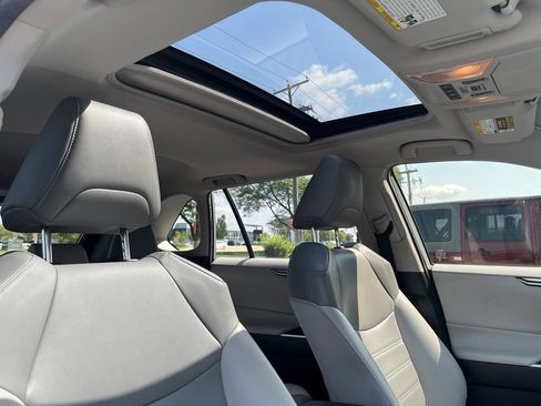 Used 2019 Toyota RAV4 XLE Premium FWD image 5