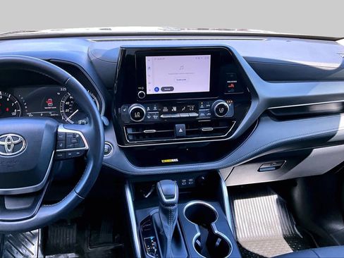 Used 2023 Toyota Highlander XLE AWD/4WD image 7