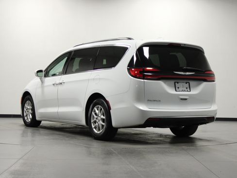 Used 2022 Chrysler Pacifica Touring-L FWD image 6