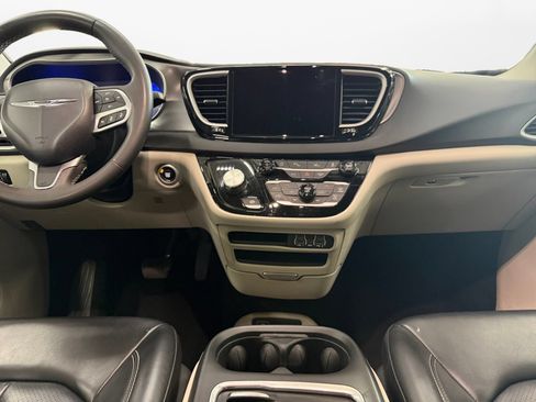 Used 2023 Chrysler Pacifica Touring-L FWD image 11
