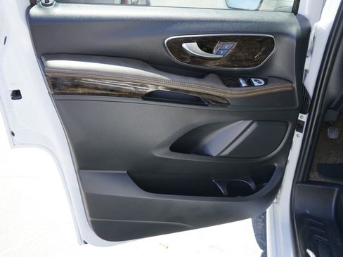 Used 2018 Mercedes-Benz Metris Passenger image 29