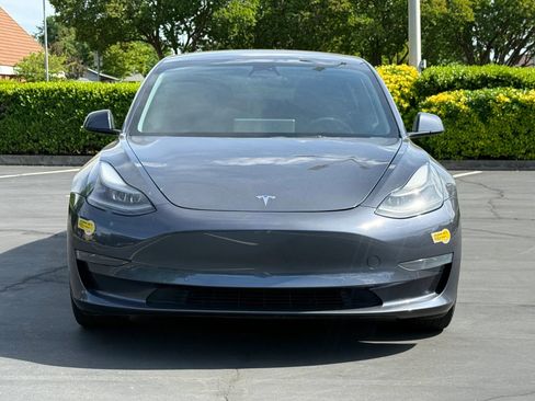 Used 2022 Tesla Model 3 Standard Range image 2