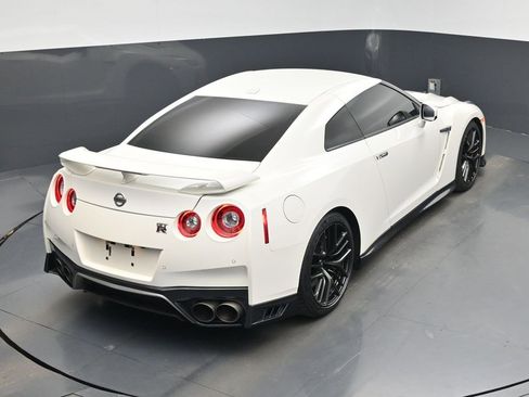 Used 2018 Nissan GT-R Premium w/ Premium Interior Package image 35