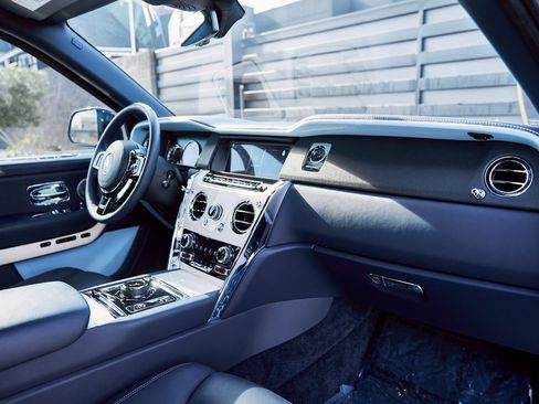 Used 2022 Rolls-Royce Cullinan w/ Cullinan Package image 47