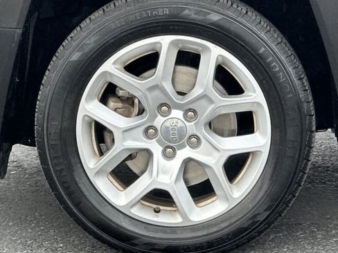 Used 2018 Jeep Renegade Latitude w/ Popular Equipment Group image 26