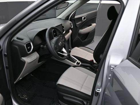Certified 2025 Hyundai Venue SEL image 13