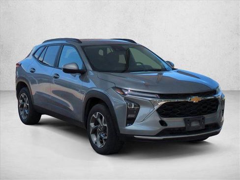 Used 2025 Chevrolet Trax LT w/ LT Convenience Package FWD image 3